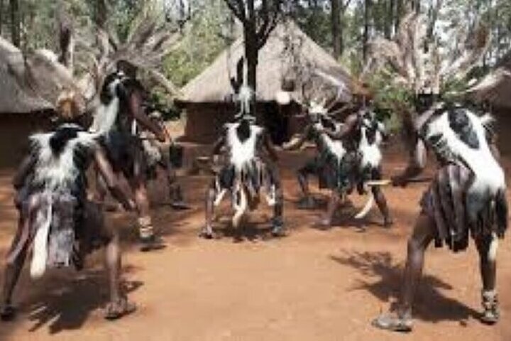 Tour della città di Nairobi e visita pomeridiana a Bomas del Kenya