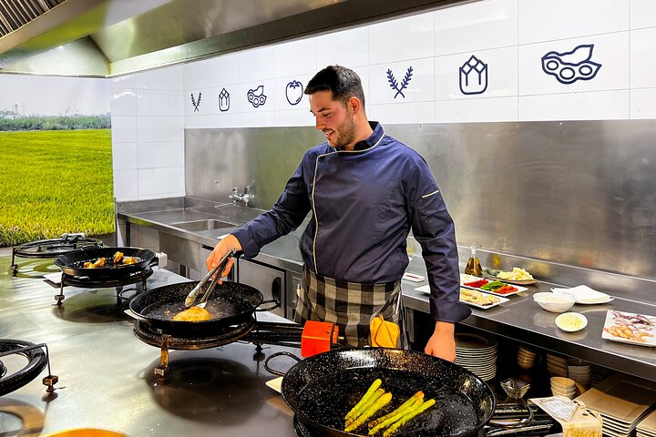 Lezione di cucina con paella, degustazione di vini e mercato centrale a Valencia