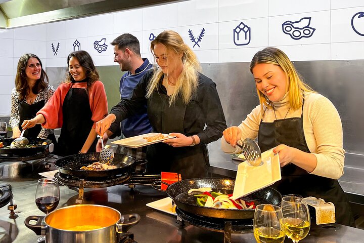 Lezione di cucina con paella, degustazione di vini e mercato centrale a Valencia