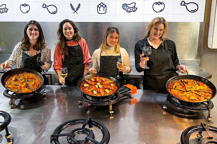 Lezione di cucina con paella, degustazione di vini e mercato centrale a Valencia