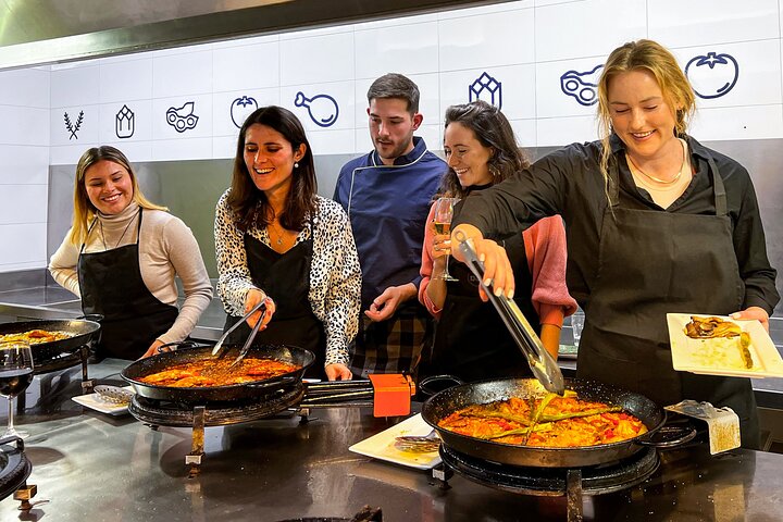 Lezione di cucina con paella, degustazione di vini e mercato centrale a Valencia