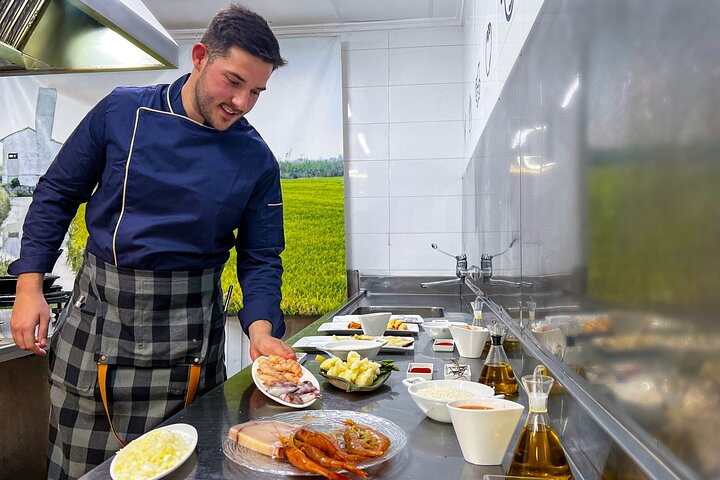 Lezione di cucina con paella, degustazione di vini e mercato centrale a Valencia
