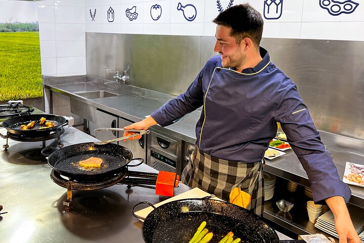 Lezione di cucina con paella, degustazione di vini e mercato centrale a Valencia