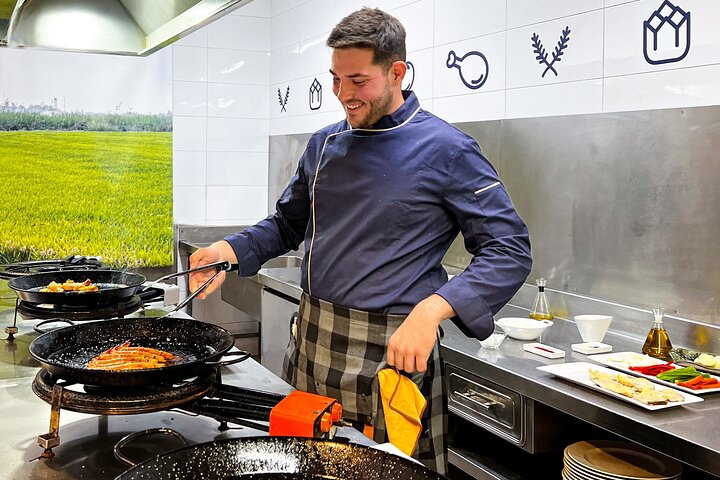 Lezione di cucina con paella, degustazione di vini e mercato centrale a Valencia