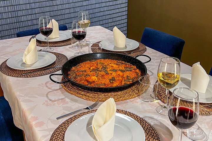 Lezione di cucina con paella, degustazione di vini e mercato centrale a Valencia