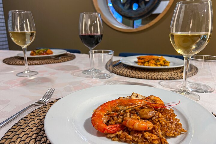 Lezione di cucina con paella, degustazione di vini e mercato centrale a Valencia