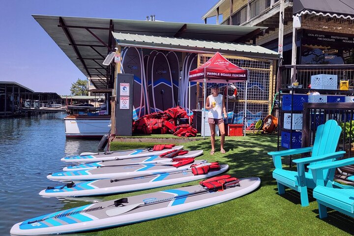Alquiler de tabla de paddle surf de 1 hora en el lago Austin por persona