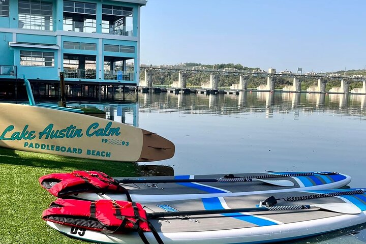 Alquiler de tabla de paddle surf de 1 hora en el lago Austin por persona