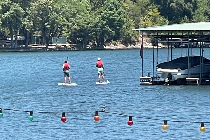 Alquiler de tabla de paddle surf de 1 hora en el lago Austin por persona