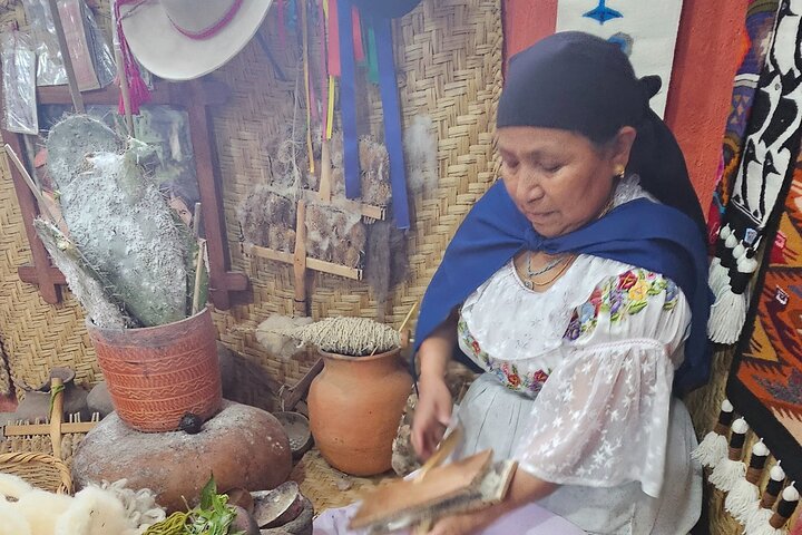 Otavalo-markt, kunst en muziek met het midden van de wereld (zonnewijzer)