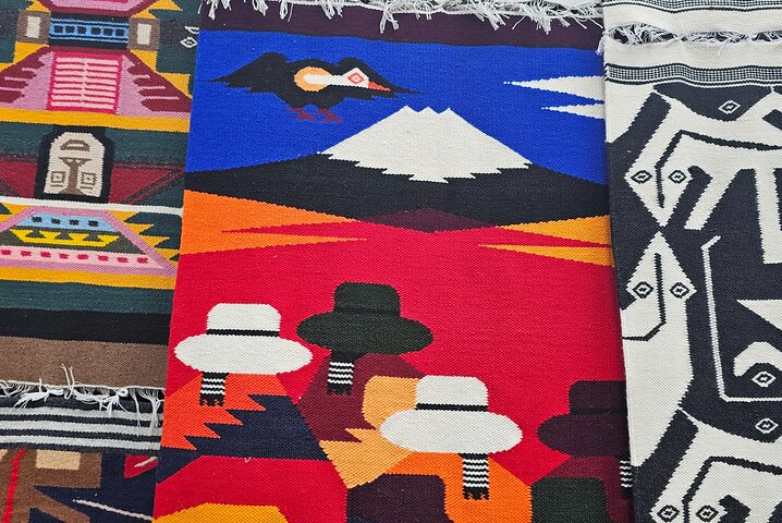 Otavalo-markt, kunst en muziek met het midden van de wereld (zonnewijzer)