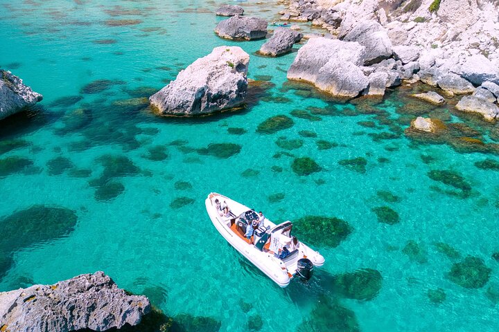 Cagliari båttur med Sardatrips; simma, snorkla, ta en drink och få i dig snacks