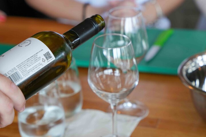 Lezione di cucina a Santorini con lo chef e una bottiglia di vino