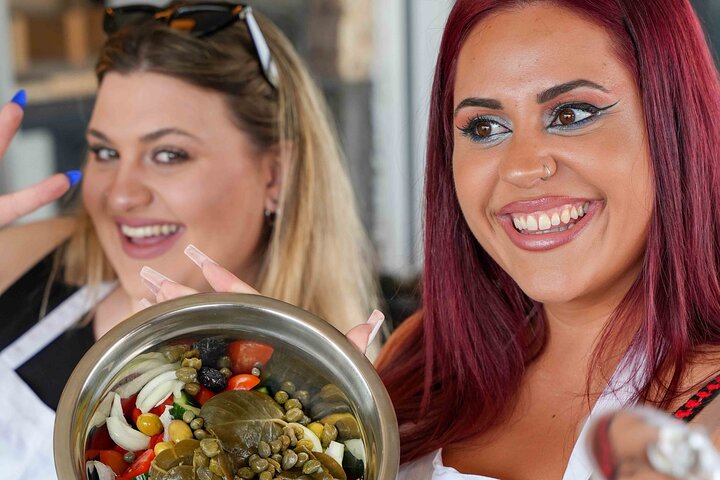 Lezione di cucina a Santorini con lo chef e una bottiglia di vino