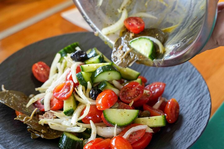 Lezione di cucina a Santorini con lo chef e una bottiglia di vino
