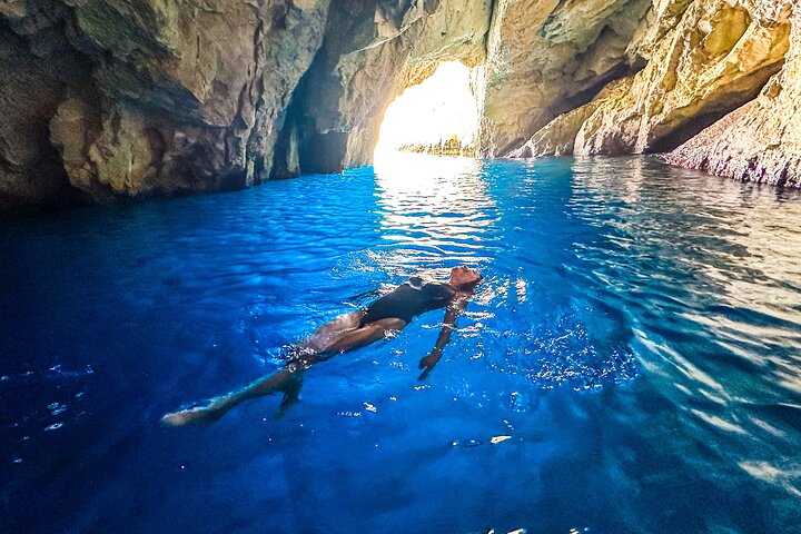 Tour esclusivo del relitto e delle grotte blu: fino a 10 ospiti