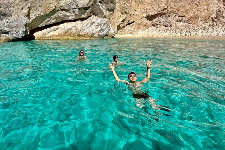 Tour esclusivo del relitto e delle grotte blu: fino a 10 ospiti