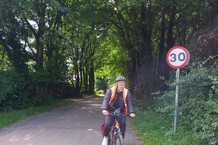 A excursão privada de um dia de bicicleta elétrica em Cotswolds começa perto de Oxford