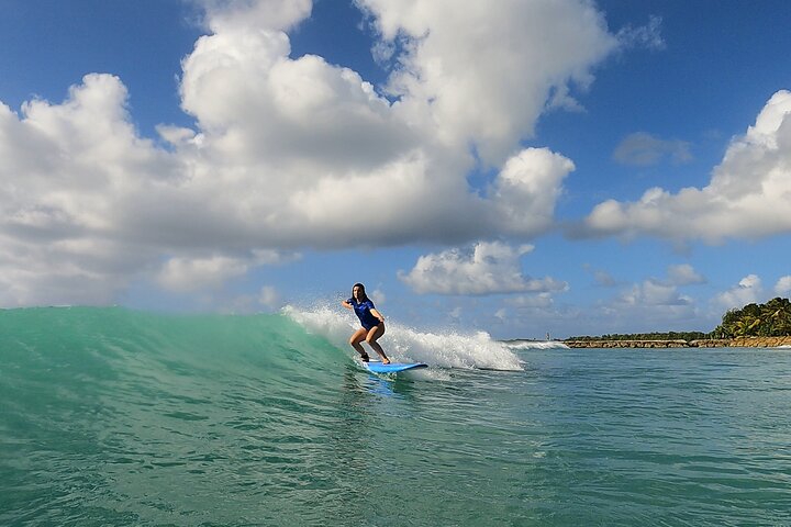 Come and learn to surf at the best surf spots in Guadeloupe.