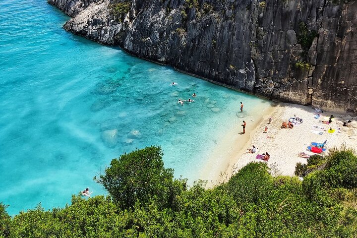 Tour esclusivo del relitto e delle grotte blu: fino a 10 ospiti