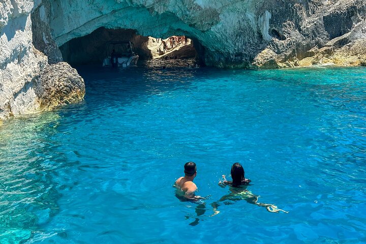 Tour esclusivo del relitto e delle grotte blu: fino a 10 ospiti