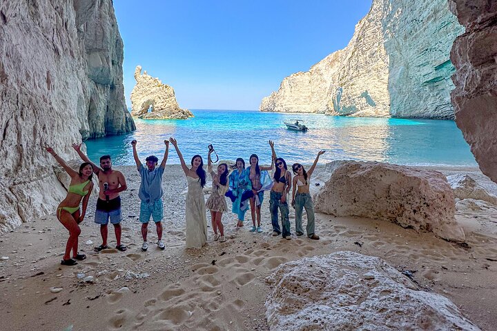 Tour esclusivo del relitto e delle grotte blu: fino a 10 ospiti