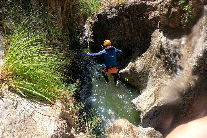 Von Estepona: Geführte Canyoning-Tour auf dem Fluss Guadalmina