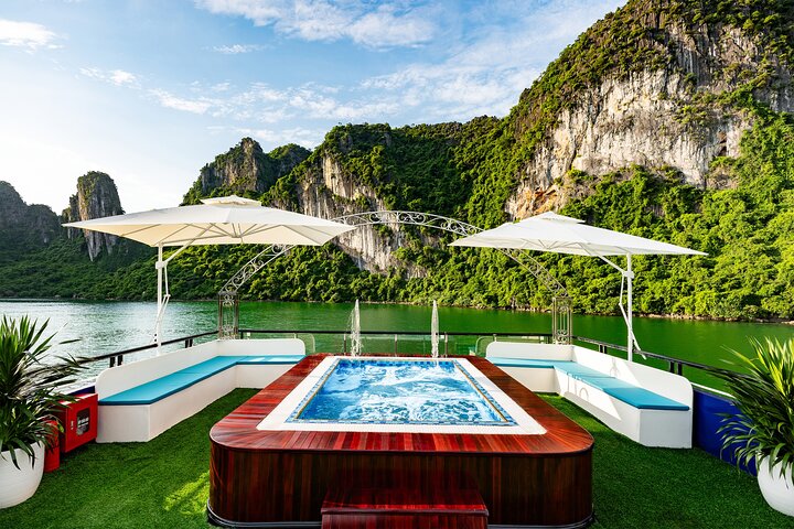 Halong Bay 5-stjernede krydstogter med buffet, solnedgang og jacuzzi