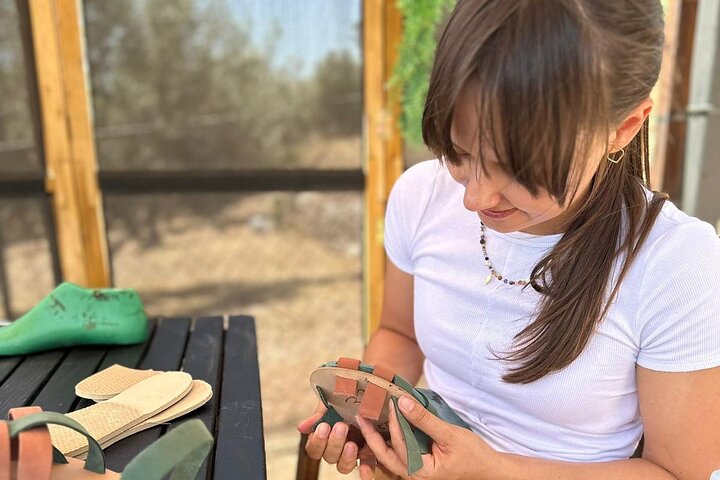 Atenas Haga su propio taller de sandalias de cuero griego