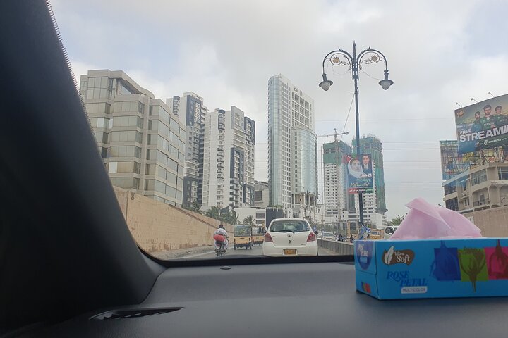 Tour della città di mezza giornata di Karachi con snack locali e trasferimento privato