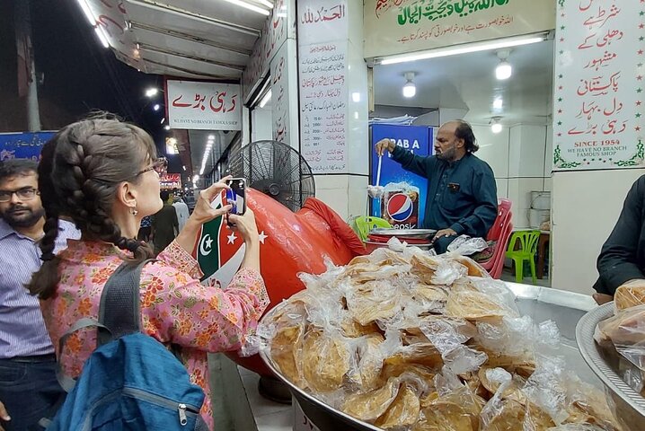 Tour della città di mezza giornata di Karachi con snack locali e trasferimento privato