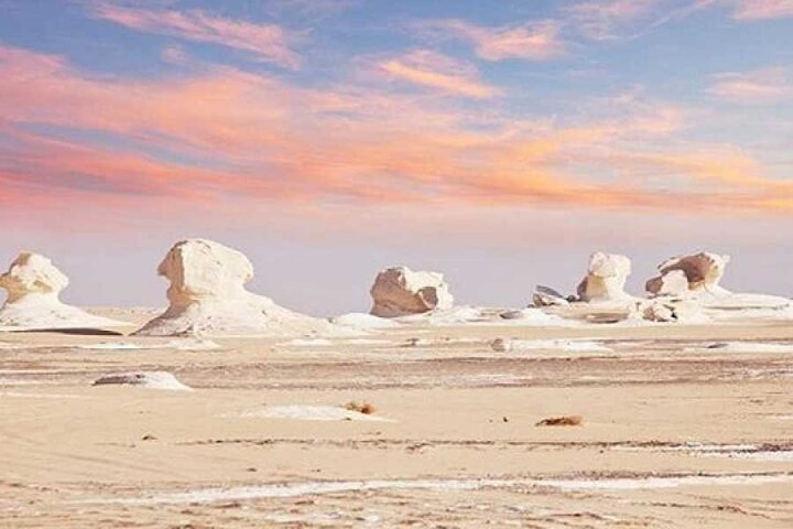 Resa till Bahariya Oasis: Svartvitt ökenäventyr från Kairo