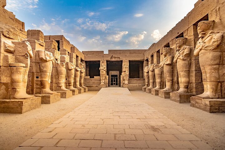 Croisière de 4 jours et 3 nuits sur le Nil d'Assouan à Louxor et Abou Simbel + montgolfière