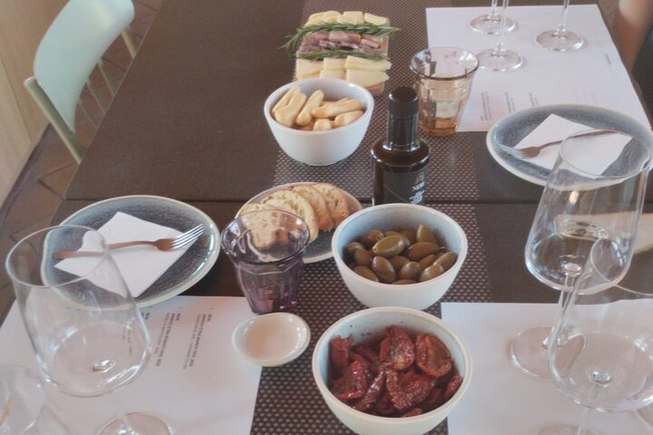 Privérondleiding van 6 uur langs drie Etna-wijnhuizen met eten en wijnproeverij