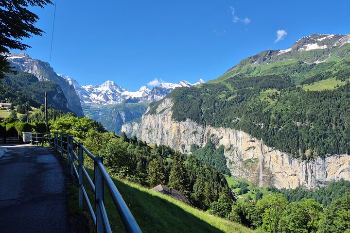 Gemakkelijke plattelandstocht in de Zwitserse Alpen - kindvriendelijk