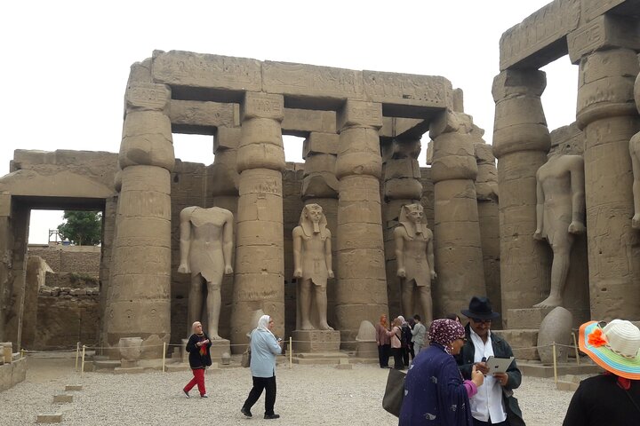 Croisière de 4 jours et 3 nuits sur le Nil d'Assouan à Louxor et Abou Simbel + montgolfière
