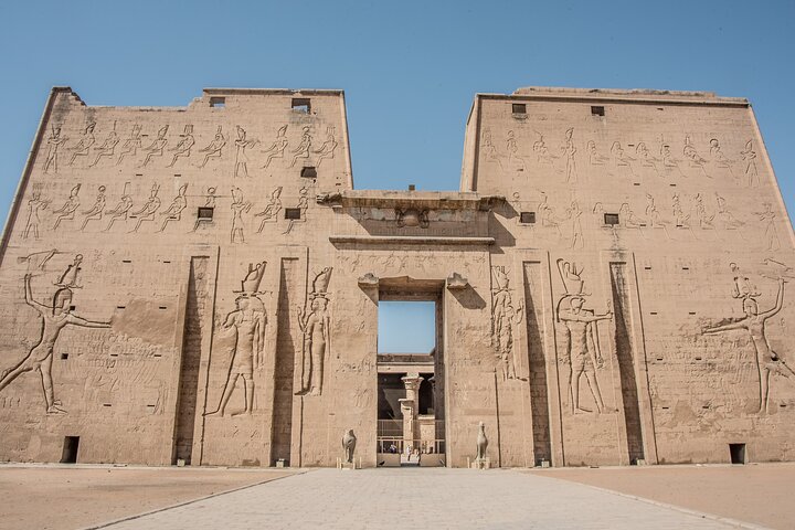Croisière de 4 jours et 3 nuits sur le Nil d'Assouan à Louxor et Abou Simbel + montgolfière
