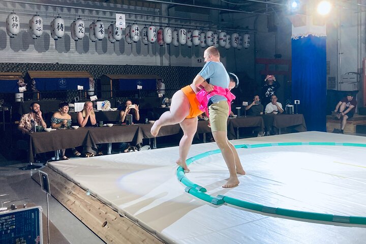 Närbild Sumo Experience på Ochi Stable: Wear Kimono in Stockholm