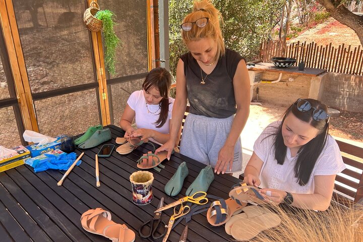 Atenas Haga su propio taller de sandalias de cuero griego