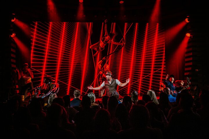 Shiners - Vuxenkomedi och cirkusshow på Woolworth Theatre