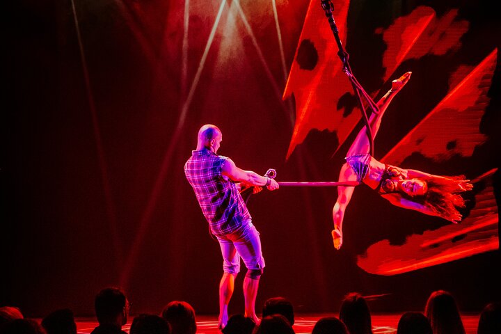 Shiners - Vuxenkomedi och cirkusshow på Woolworth Theatre