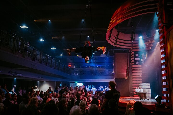 Shiners - Vuxenkomedi och cirkusshow på Woolworth Theatre