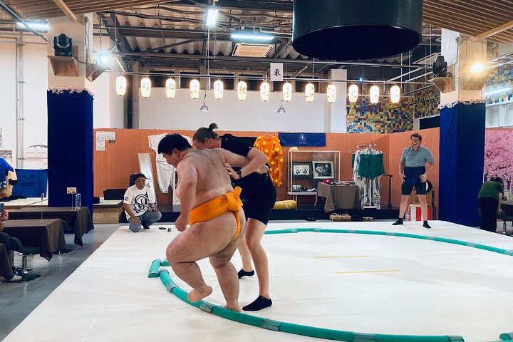 Närbild Sumo Experience på Ochi Stable: Wear Kimono in Stockholm