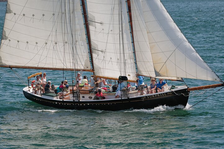 Dagzeilen en zonsondergang tours op Schooner Surprise in Camden Maine