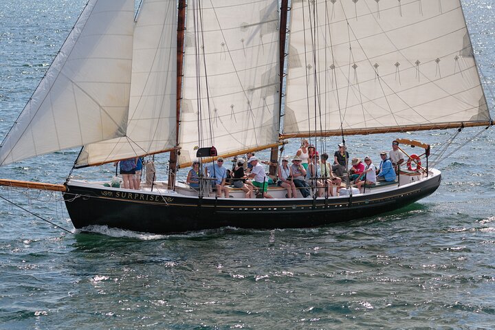 Dagzeilen en zonsondergang tours op Schooner Surprise in Camden Maine