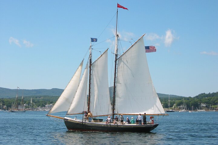 Dagzeilen en zonsondergang tours op Schooner Surprise in Camden Maine