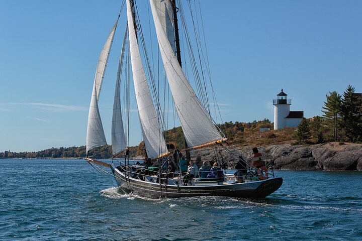 Dagzeilen en zonsondergang tours op Schooner Surprise in Camden Maine