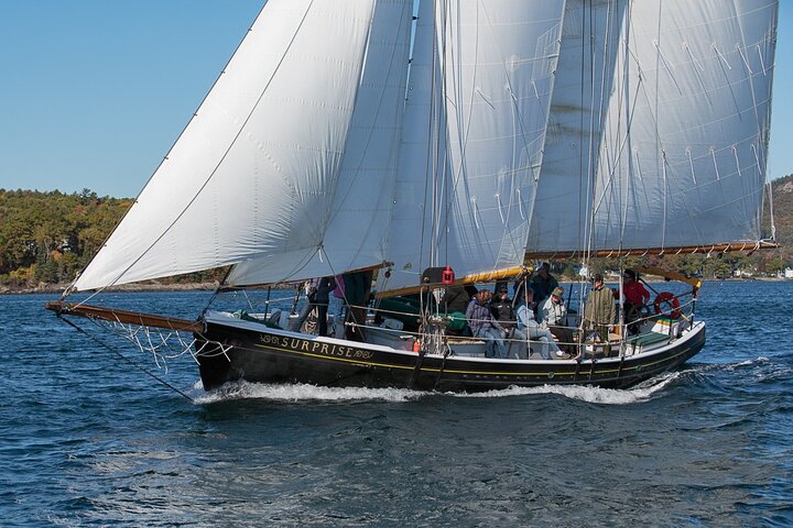 Dagzeilen en zonsondergang tours op Schooner Surprise in Camden Maine