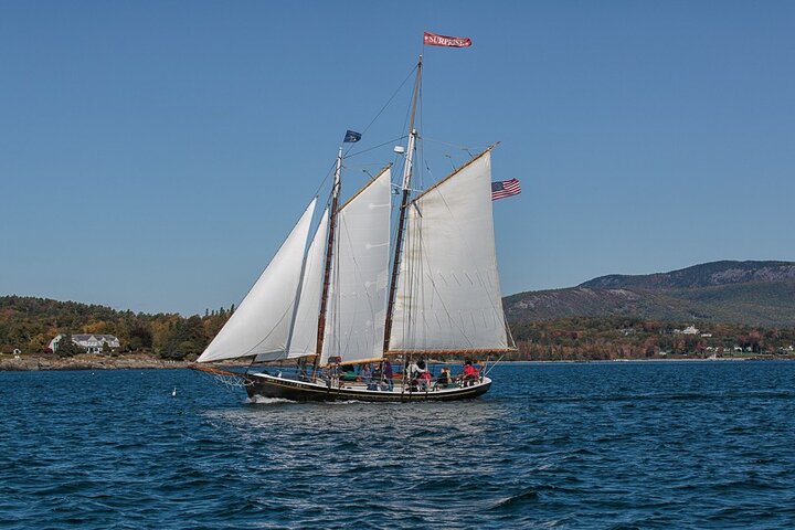 Dagzeilen en zonsondergang tours op Schooner Surprise in Camden Maine