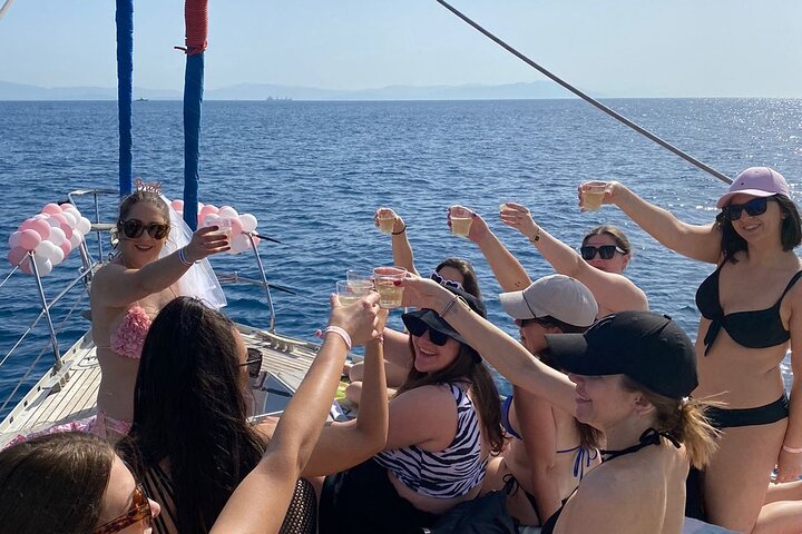 Kos : Ganztägige Segelbootfahrt in kleiner Gruppe, Mahlzeiten, Getränke und Schwimmen